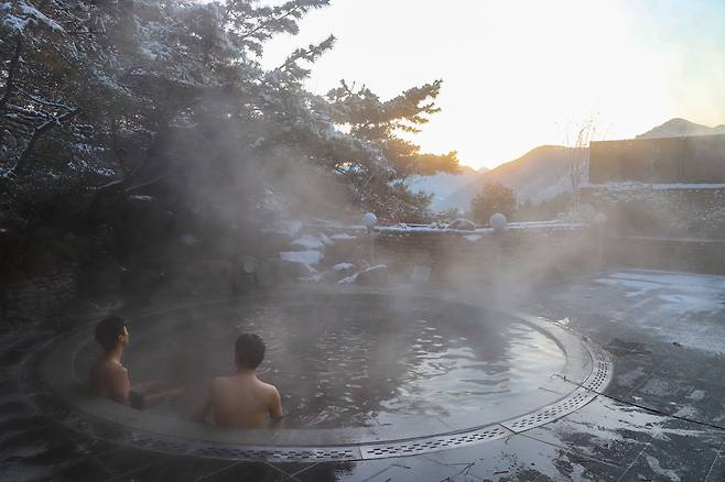 수안보에서는 드물게 노천탕을 갖춘 수안보 파크 호텔. 오전 6시 30분에 문을 여는 덕에 겨울에는 일출을 볼 수 있다. 최승표 기자