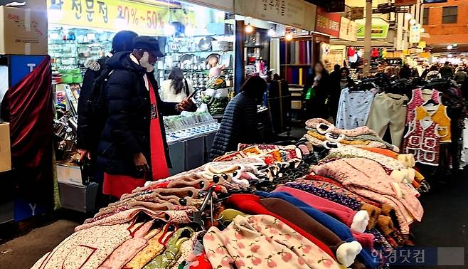 11일 서울 종로구 광장시장. 한복을 입은 외국인 관광객이 상품을 둘러보고 있다. 사진=신용현 기자