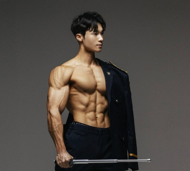 2026년 경찰 달력 모델로 참여한 서울 12기동대 소속 최하용 순경. 경기남부경찰청 박성용 경위 페이스북