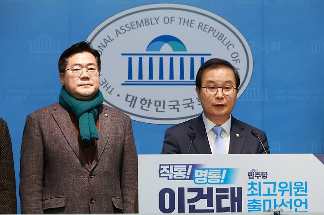 이건태 더불어민주당 의원(오른쪽)이 11일 국회 소통관에서 최고위원 보궐선거 출마를 선언하고 있다. 연합뉴스