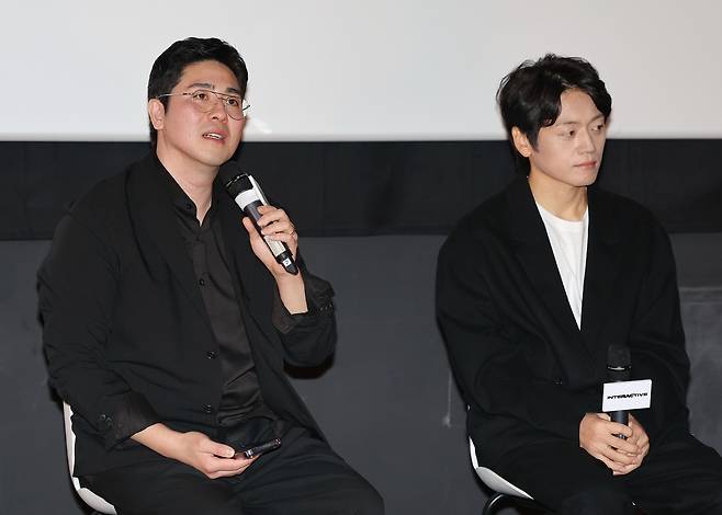 9일 서울 CGV 용산아이파크몰점에서 열린 인터랙티브 시네마 라인업 쇼케이스에서 채수응 감독(왼쪽)이 발언하고 있다. 연합뉴스