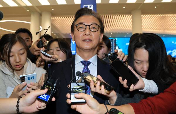 전재수 해양수산부 장관이 11일 인천국제공항에서 뇌물수수 의혹 관련 사임 기자회견을 마치고 취재진의 질의에 답변하고 있다. 김정록 기자