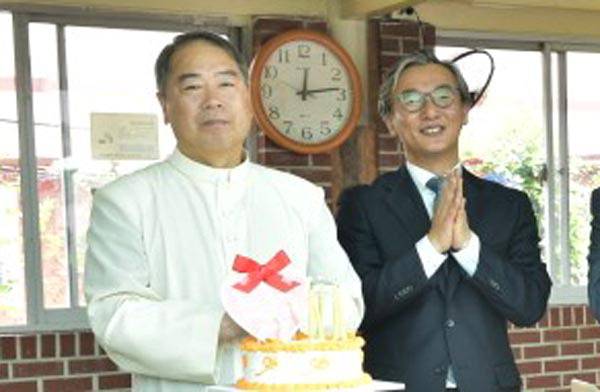 통일교 부산 해운대 행사와 같은 날인 2018년 5월 27일 북구 한 성당 60주년 미사에 더불어민주당 전재수 의원이 참석한 모습.  천주교부산교구 홈페이지