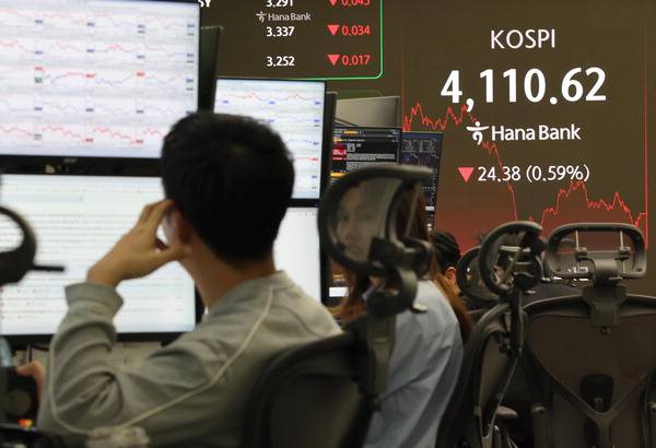 코스피가 장중 하락 전환해 4,110대로 거래를 마감한 11일 서울 중구 하나은행 딜링룸에서 딜러들이 모니터를 바라보고 있다. 연합뉴스