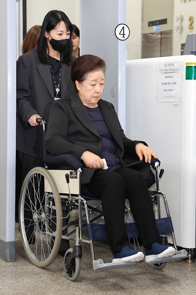 Unification Church leader Han Hak-ja leaves the Seoul Central District Court in southern Seoul after being questioned on charges of illegal connections to the former Yoon Suk Yeol administration on Sept. 22. [YONHAP]