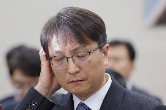 Ex-Coupang CEO Park Dae-jun listens during an emergency interpellation session on the company's recent data breach, held by the National Assembly’s Science, ICT, Broadcasting and Communications Committee in Yeouido, western Seoul, on Dec. 2. [NEWS1]