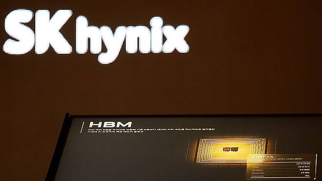 An HBM4 chip, SK hynix’s sixth-generation high bandwidth memory, is displayed at the company’s booth during Semiconductor Exhibition 2025 at Coex in Gangnam District, southern Seoul, on Oct. 22. [YONHAP]