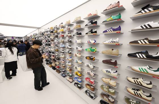 Gettin' their kicks — Visitors browse the newly opened “Musinsa Megastore Yongsan” at I’Park Mall in Yongsan District, central Seoul, on Dec. 11. Two stores run by Musinsa, an ecommerce-oriented fashion company, span about 3,300 square meters (35,521 square feet) and house some 200 brands. [YONHAP]