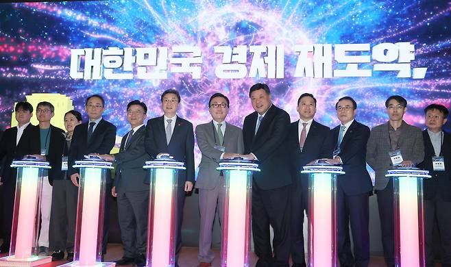 Financial Services Commission Chairman Lee Eog-weon, sixth from left, joins Mirae Asset Group Chairman Park Hyeon-joo, Celltrion Group Chairman Seo Jung-jin, Korea Development Bank Chairman Park Sang-jin and others in pressing the lighting button during the launch ceremony for the 150 trillion-won National Growth Fund at Korea Development Bank in Yeouido, western Seoul, on Dec. 11. [BYUN SUN-GOO]