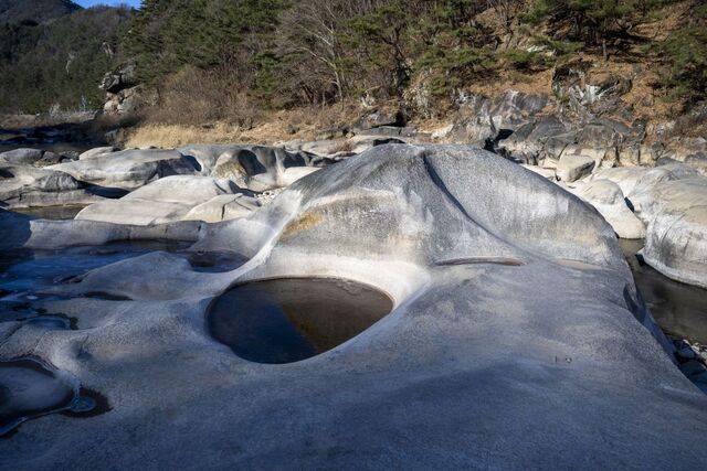 오랜 시간 강물에 깎여 만들어진 요선암 돌개구멍.