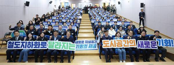11일 김동연 경기도지사가 안산시 초지동 경기도 미술관에서 ‘안산선 지하화 통합개발사업’ 주민 간담회를 진행한 뒤 기념촬영을 하고 있다. 경기도 제공