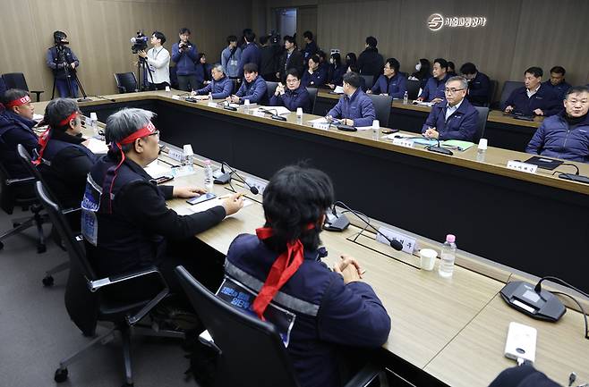 서울교통공사 노사가 11일 서울 성동구 서울교통공사 본사에서 열린 서울지하철 노사 임금교섭 본회의에 참석해 있다. / 사진=연합뉴스