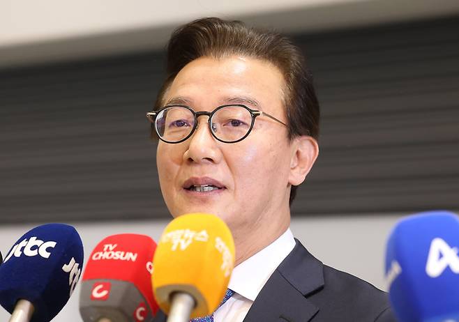 전재수 해양수산부 장관이 11일 ‘유엔해양총회’ 유치 활동을 마치고 귀국해 입장을 밝히고 있다. 전재수 장관은 이날 사의를 표명했다. [연합뉴스]