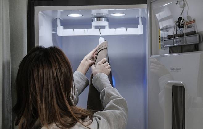 의류관리기를 사용하는 여성.[SNS]