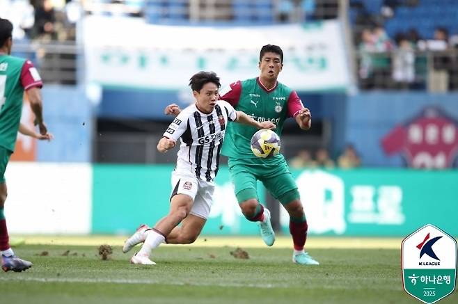 조영욱(사진 왼쪽). 사진=한국프로축구연맹