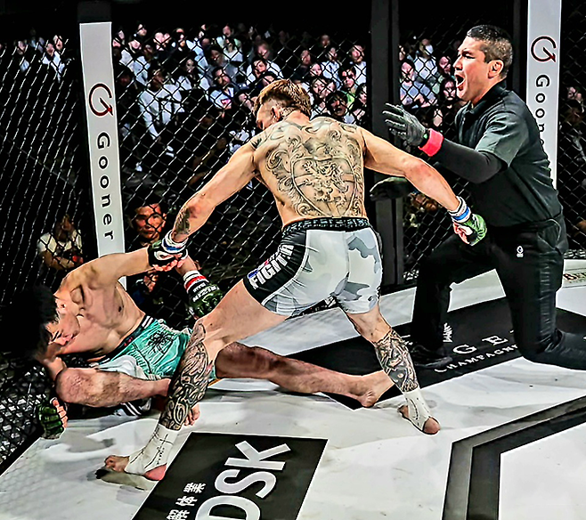 오하리 주리가 2025년 5월 1620명이 입장한 인천광역시 파라다이스시티 라이진 월드시리즈 코리아 제9경기에서 녹다운을 당한 후 정신을 차리지 못하자 주심이 UFC 출신 조니 케이스의 후속 공격을 말리고 있다. 사진=RIZIN FF