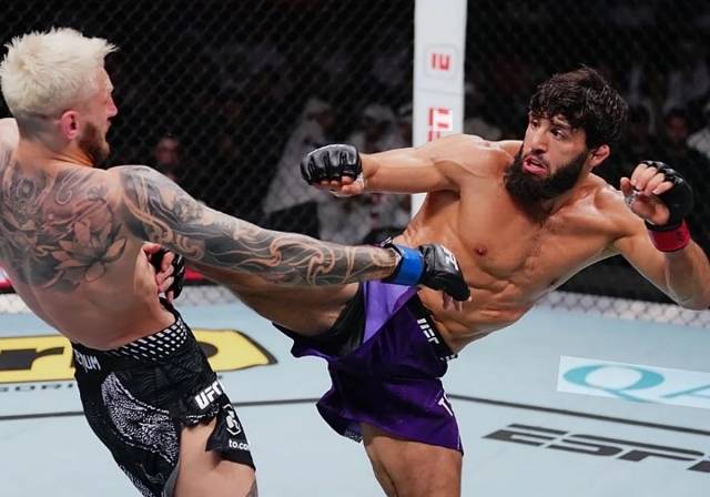 사루키안은 후커를 잡아내며 라이트급 탑 컨텐더가 됐다. 그러나 잠정 타이틀전 기회는 없었다. 사진=X