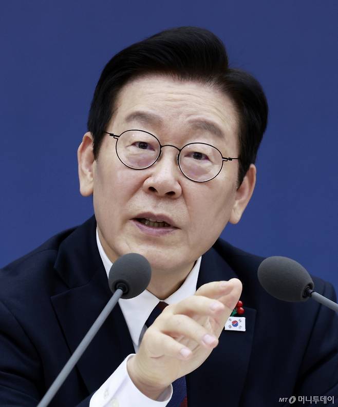 [세종=뉴시스] 최동준 기자 = 이재명 대통령이 11일 세종시 정부세종컨벤션센터에서 열린 '2026년 대도약하는 경제, 신뢰받는 데이터' 기획재정부(국세청·관세청·조달청)-국가데이터처 업무보고에서 발언하고 있다. 2025.12.11. photocdj@newsis.com /사진=최동준