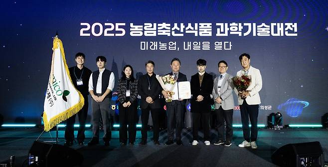 케미코첨단소재 임직원들이 '2025 농림축산식품 과학기술대전'에서 대통령 표창을 받고 기념사진을 촬영 중이다/사진제공=케미코첨단소재