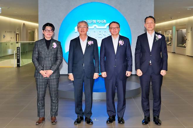 우리은행은 서울 중구 본점 지하 1층에 126년 금융 역사를 현대적으로 재해석한 전시 공간 ‘우리1899’를 개관했다. (왼쪽부터) 고 박경리 작가의 외손자인 토지문화재단 김세희 이사장, 임종룡 우리금융그룹 회장, 정진완 우리은행장, 이정섭 우리은행 상무가 기념사진을 촬영하고 있다./사진=우리은행