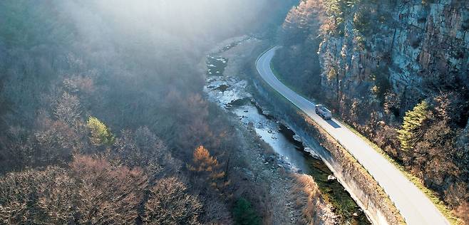 강원 정선의 소금강 계곡을 끼고 이어지는 424번 지방도로. 국토부가 대한민국 관광도로로 지정한 ‘별구름길’의 하이라이트 구간이다. 그림 같은 협곡 사이를 지나는 근사한 길이지만, 간혹 화물차가 한 대씩 다닐 정도로 한적하다. 드라이브하기 딱 좋은 길이다.