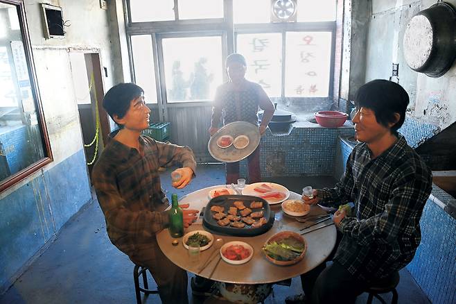 강원 태백의 철암탄광역사촌의 오래된 상가건물 안에 재현해놓은 탄광촌의 대폿집 풍경.