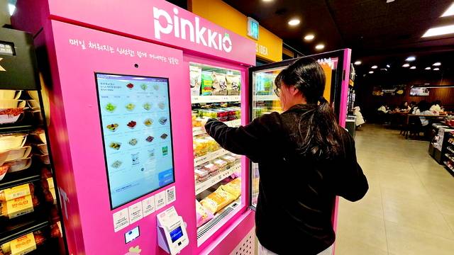 지난 3일 서울 성동구 한양여대 내 이마트24 행원스퀘어점을 찾은 한 손님이 매장 내부에 설치된 무인 과일 냉장 키오스크에서 과일을 구매하고 있다. 고브로 제공