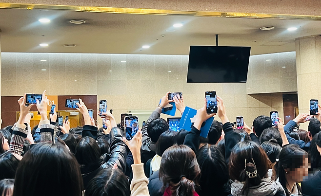 쇼팽 콩쿠르 우승자인 에릭 루와 5위에 오른 빈센트 옹의 콘서트에 찾은 관객들이 사인회에서 두 사람의 얼굴을 담기 위해 휴대폰을 들어올리고 있다. 고승희 기자