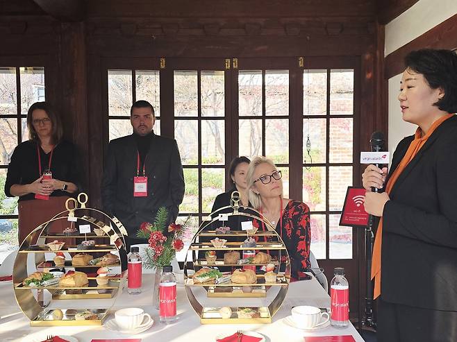 버진애틀랜틱항공사가 10일 오후 서울의 한 한옥식당에서 미디어간담회를 가졌다.  윤은주 한국지사장(오른쪽)이 내년 3월 취항할 인천-런던 노선에 대해 설명하고 있다.