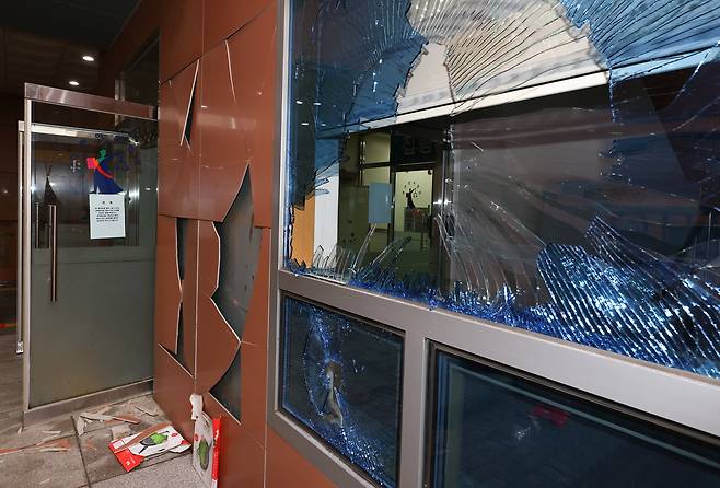 파손된 서부지방법원 외벽과 유리창.[뉴시스]