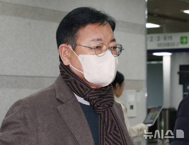 [서울=뉴시스] 김진아 기자 = 쌍방울 대북송금 사건과 관련해 검찰의 회유로 증언을 바꿨다는 의혹을 받는 안부수 전 아태평화교류협회장이 10일 서울 서초구 서울중앙지방법원에서 열린 구속 전 피의자 심문(영장실질심사)에 출석하고 있다. 2025.12.10. bluesoda@newsis.com