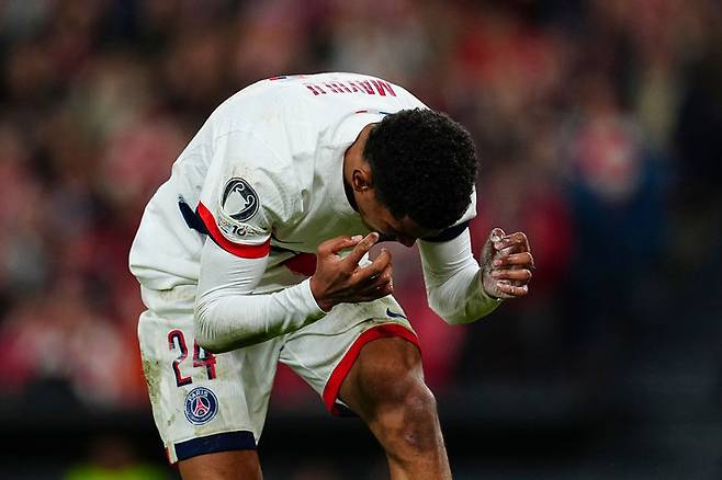 [빌바오=AP/뉴시스] 파리 생제르맹(PSG, 프랑스)의 세니 마율루가 10일(현지 시간) 스페인 빌바오의 산 마메스 경기장에서 열린 2025-26 유럽축구연맹(UEFA) 챔피언스리그(UCL) 리그 페이즈 6차전 아틀레틱 빌바오와 경기 중 득점 기회를 놓친 후 아쉬워하고 있다. 이강인이 결장한 PSG는 0-0으로 비기며 3위에 자리했다. 2025.12.11.