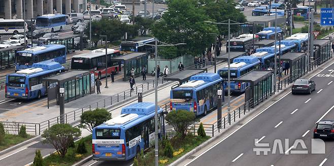 [서울=뉴시스] 조수정 기자 = 지난 5월28일 오전 서울 중구 서울역 버스환승센터에서 시민들이 서울 시내버스가 정상 운행하고 있는 모습. 2025.05.28. chocrystal@newsis.com