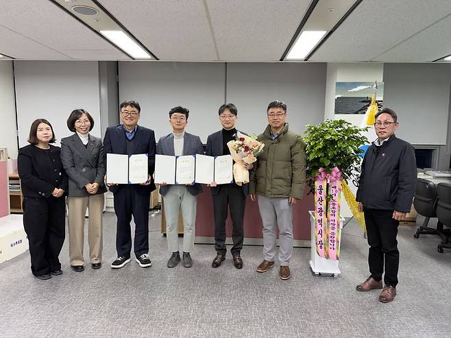 [울산=뉴시스] 구미현 기자 = 울산시공무원노동조합 선거관리위원회는 지난 9일과 10일 양일간 실시된 울산광역시공무원노동조합 제10대 임원 선거에서 이종일 후보가 투표 조합원 95.22%의 지지를 받아 위원장으로 당선됐다고 11일 밝혔다. (사진=울산시 제공) photo@newsis.com *재판매 및 DB 금지