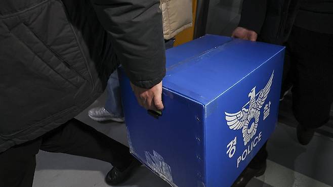 경찰이 고객 3천370만명의 개인정보가 유출된 쿠팡에 대한 강제 수사에 나섰다. 9일 서울 송파구 쿠팡 본사에서 압수수색을 마친 경찰 관계자들이 상자를 들고 이동하고 있다. 연합뉴스