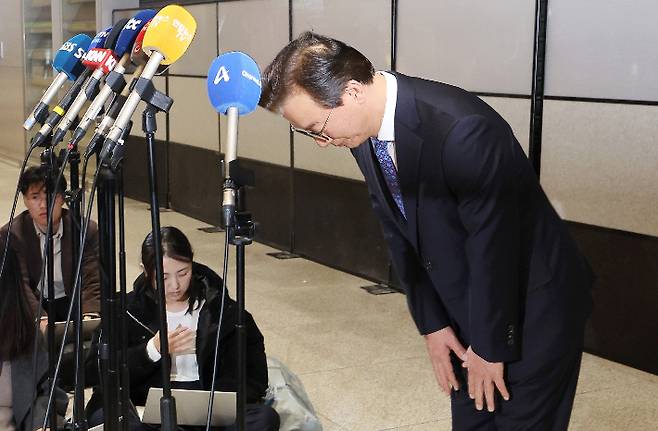 전재수 해양수산부 장관이 11일 '유엔해양총회' 유치 활동을 마치고 귀국해 장관직 사의 표명을 밝히고 있다. 연합뉴스