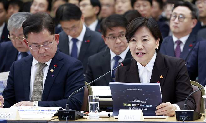 송미령 농림축산식품부 장관이 11일 세종시 정부세종컨벤션센터에서 열린 농림축산식품부(농촌진흥청·산림청)-고용노동부 업무보고에서 부처 업무보고를 하고 있다. 연합뉴스