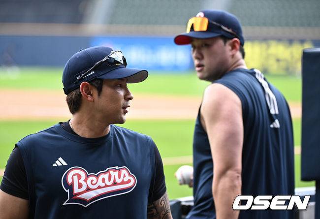 [OSEN=잠실, 조은정 기자]22일 오후 서울 잠실야구장에서 2025 신한 SOL Bank KBO리그 두산 베어스와 한화 이글스의 경기가 열린다.이날 두산은 잭로그, 한화는 문동주를 선발로 내세웠다.두산 강승호, 양석환이 훈련을 마친 뒤 휴식을 취하고 있다. 2025.07.22 /cej@osen.co.kr