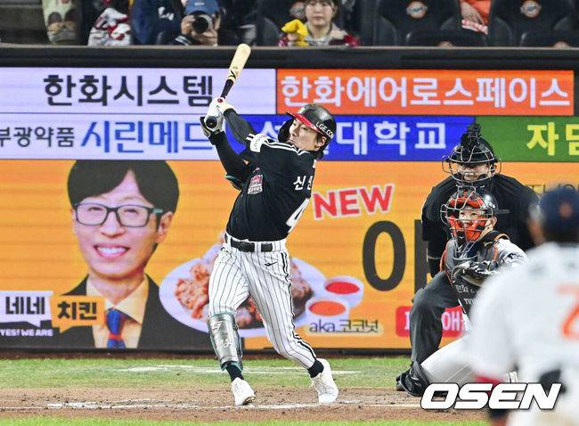 [OSEN=대전, 박준형 기자] 31일 대전 한화생명볼파크에서 2025 신한 SOL Bank KBO리그 포스트시즌 한국시리즈 5차전 한화 이글스와 LG 트윈스의 경기가 열렸다.이날 경기에 한화는 문동주를, LG는 톨허스트를 선발투수로 내세웠다. 3회초 LG 선두타자 신민재가 안타를 날리고 있다.   2025.10.31 / soul1014@osen.co.kr