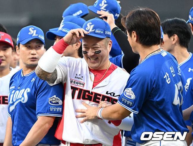 [OSEN=광주, 이대선 기자] 10일 오후 광주-기아 챔피언스필드에서 2025 신한 SOL Bank KBO리그 KIA 타이거즈와 삼성 라이온즈의 경기가 열렸다. 경기에 앞서 삼성 오승환의 은퇴투어 행사가 열렸다. 기념촬영 중 삼성 강민호가 자신의 모자를 최형우에게 씌워주고 있다. 2025.09.10 /sunday@osen.co.kr