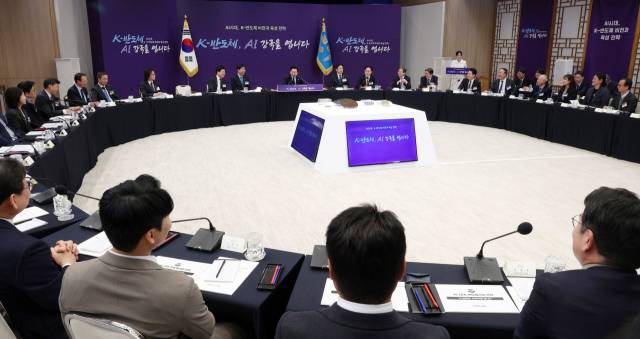 ▲10일 용산 대통령실에서 이재명 대통령이 참석한 가운데 AI 시대의 K-반도체 비전과 육성전략 보고회가 진행되고 있다. ⓒ연합뉴스