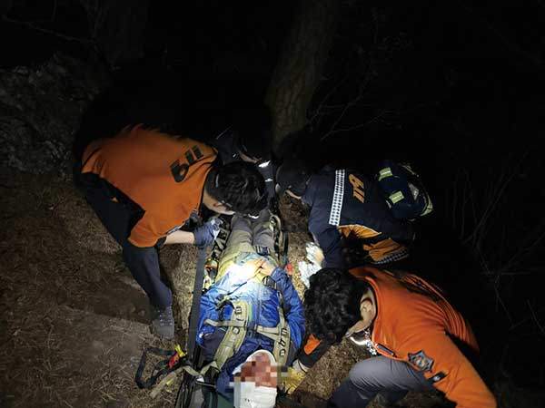 용문산 현장에 출동해 구조 작업을 하는 119대원들.