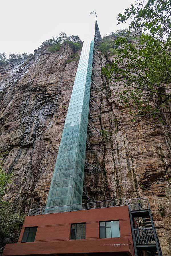 천호폭포 바로 옆에 임도로 올라타는 높이 160m 초대형 엘리베이터가 솟아있다.