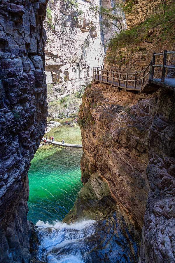 도화곡 입구의 에메랄드빛 도화담.