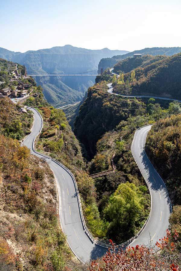 태항대협곡 환산선. 뒤로는 바닥이 유리로 된 다리가 보인다.