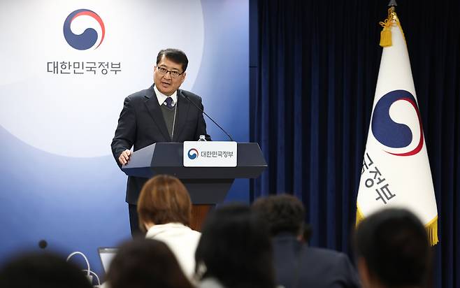 김경우 과학기술정보통신부 전파정책기획과장이 10일 서울 종로구 정부서울청사에서 이동통신 주파수 재할당 세부 정책방안 브리핑을 하고 있다. 연합뉴스