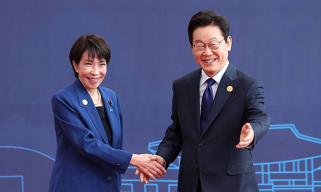 이재명 대통령이 지난 10월 31일 경주화백컨벤션센터(HICO)에서 열린 2025 아시아태평양경제협력체(APEC) 정상회의에 참석한 다카이치 사나에 일본 총리를 맞이하고 있다. 연합뉴스