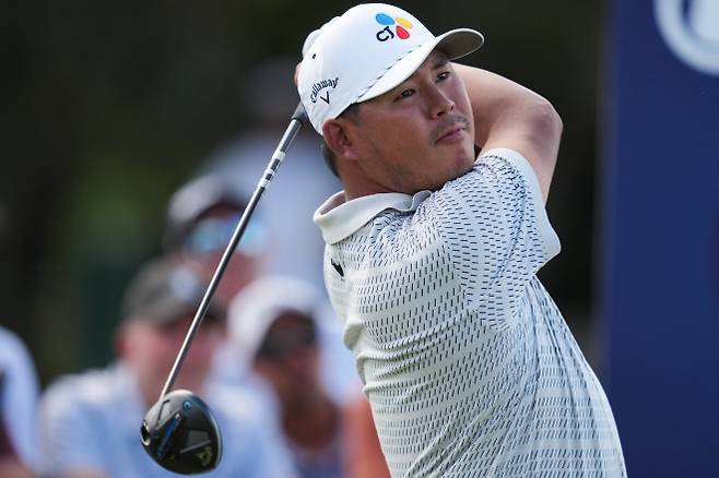 김시우, 호주 오픈 첫날 공동 4위로 경기 중 - [멜버른=AP/뉴시스] 김시우가 4일(현지 시간) 호주 멜버른의 로열 멜버른 GC에서 열린 DP 월드투어 크라운 호주 오픈 첫날 13번 홀에서 티샷하고 있다. 김시우는 경기가 진행 중인 현재 3언더파 공동 4위로 경기하고 있다. 2025.12.04.   <저작권자ⓒ 공감언론 뉴시스통신사. 무단전재-재배포 금지.>