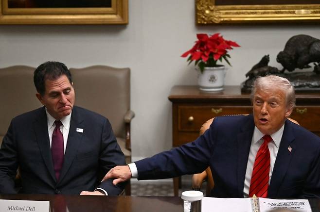 도널드 트럼프 미국 대통령(오른쪽)이 10일(현지시간) 워싱턴 백악관 루스벨트룸에서 열린 기업인 간담회에서 델 테크놀로지스 최고경영자(CEO) 마이클 델을 향해 손짓하고 있다. AFP 연합뉴스