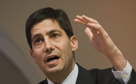 케빈 워시 전 미국 연준 이사. 그는 제롬 파월 현 연준 의장의 후임으로 가장 유력하게 거론되는 케빈 해싯 백악관 경제정책 보좌관 겸 국가경제위원회(NEC) 위원장의 최대 대항마로 꼽힌다. 워시 전 이사는 이달 10일(현지 시간) 도널드 트럼프 대통령과 면접을 본 것으로 알려졌다. EPA연합뉴스